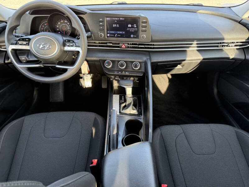 2022 Hyundai Elantra SE