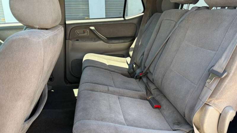 2004 Toyota Sequoia SR5
