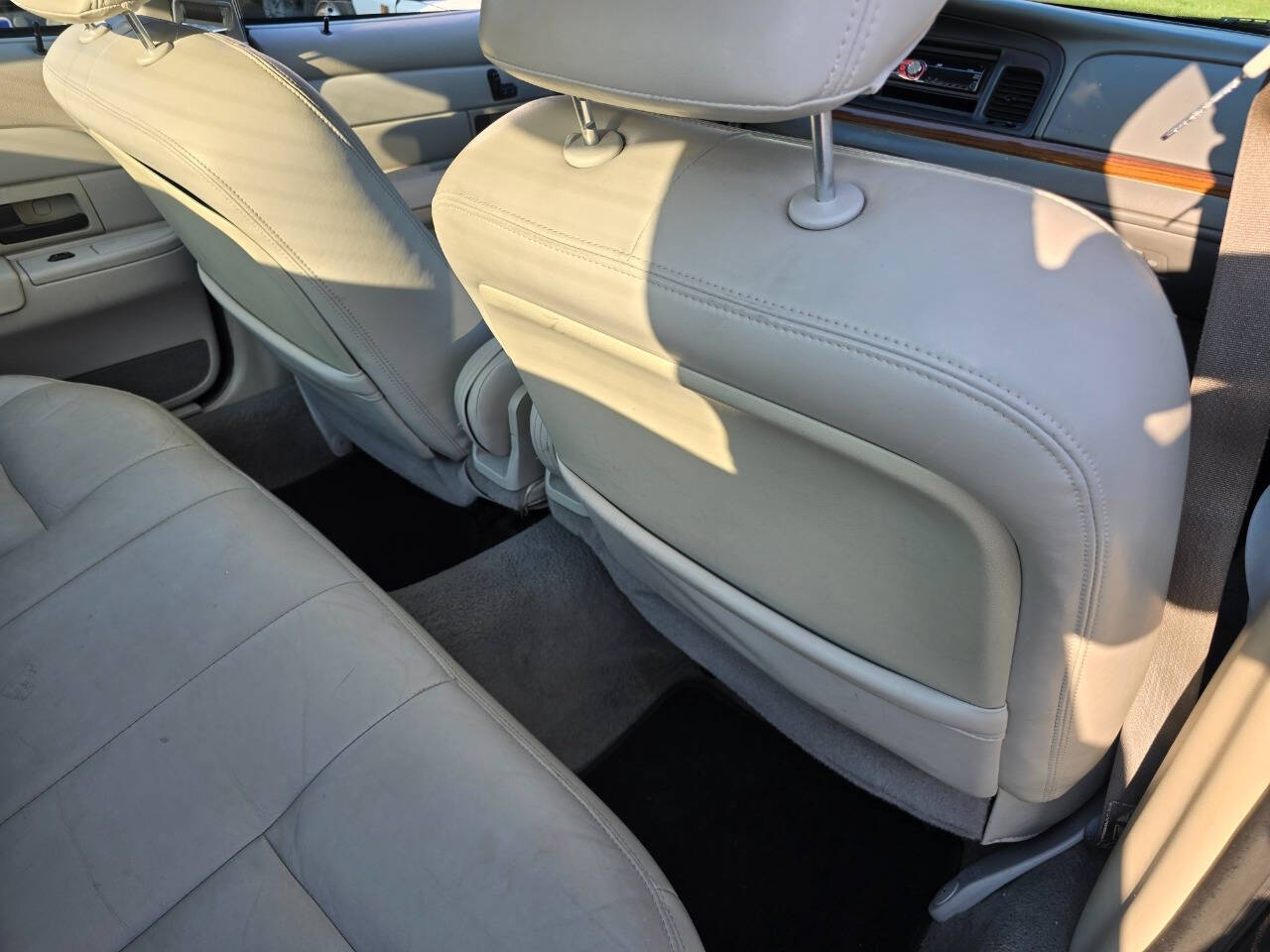 2003 Ford Crown Victoria for sale at QUEENSGATE AUTO SALES in York, PA