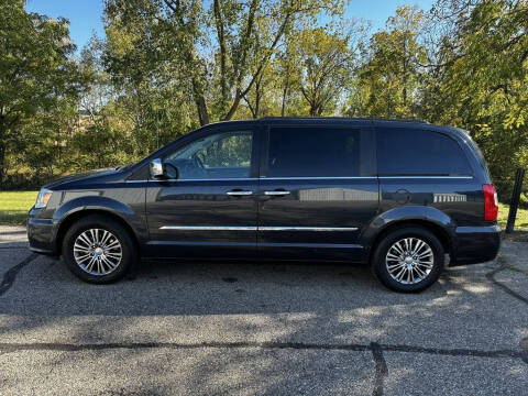 2013 Chrysler Town and Country for sale at Greystone Auto Group in Grand Rapids MI