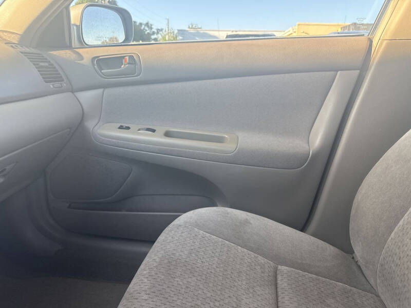 2004 Toyota Camry LE