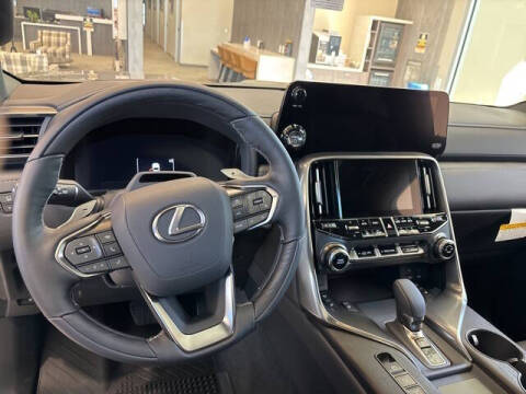 2025 Lexus LX 700h Luxury