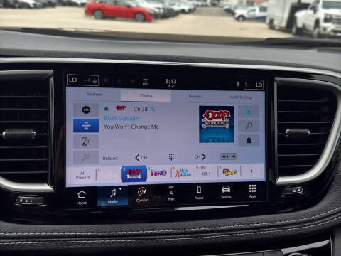 2027 Chrysler Pacifica Select