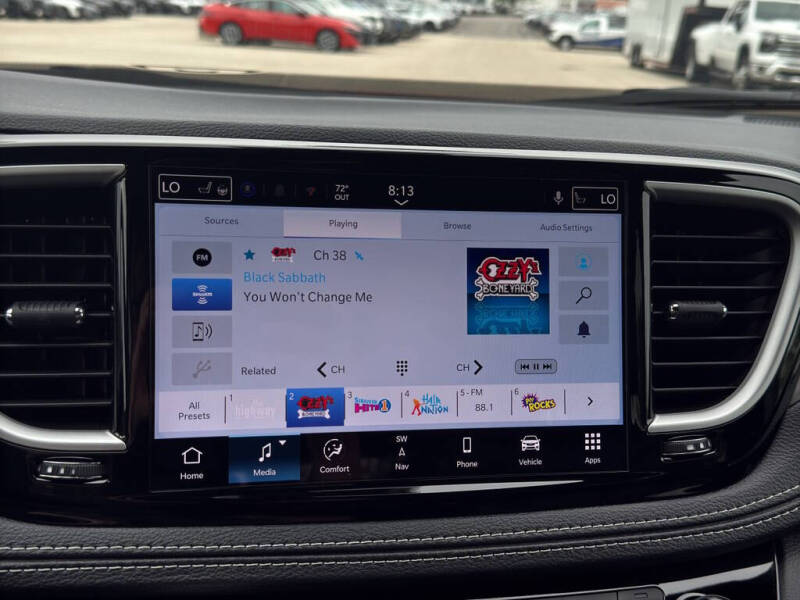 2027 Chrysler Pacifica Select
