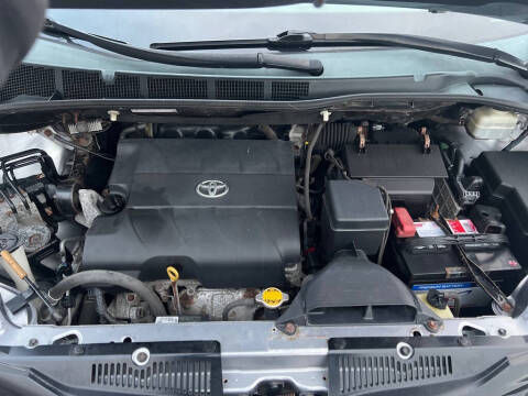 2013 Toyota Sienna LE 7-Passenger