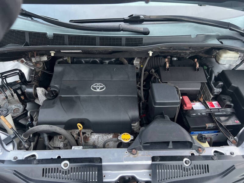 2013 Toyota Sienna LE 7-Passenger