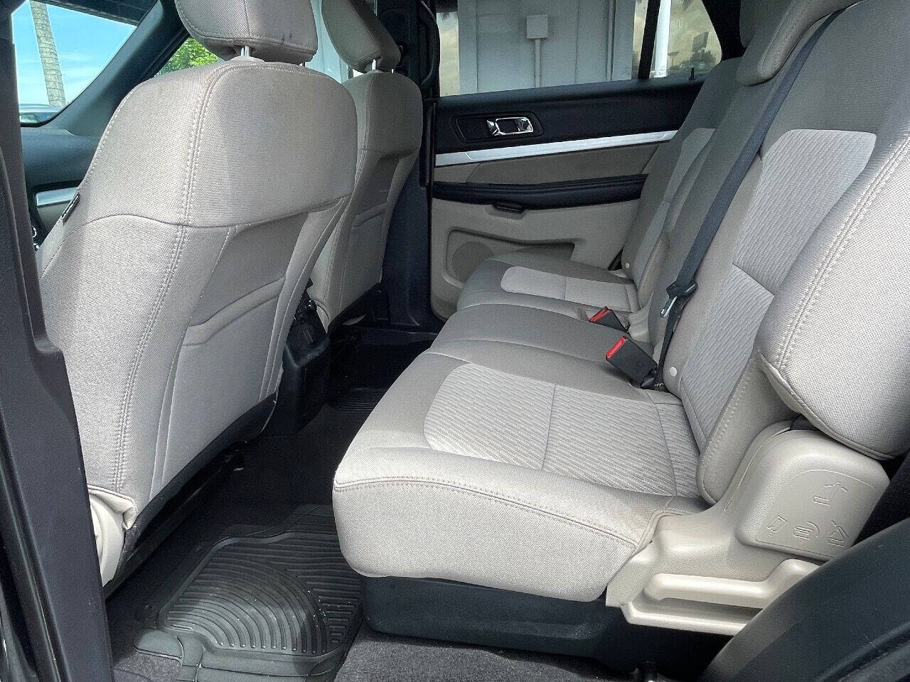 2018 Ford Explorer  - $17,900