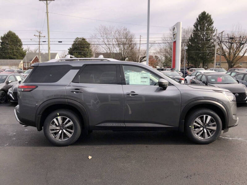 2025 Nissan Pathfinder SL