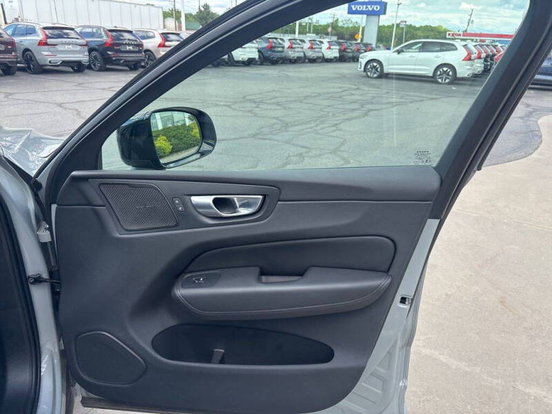 2024 Volvo XC60 B5 Plus Dark Theme
