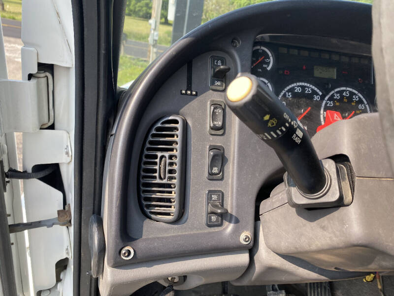 2007 Freightliner M2 106
