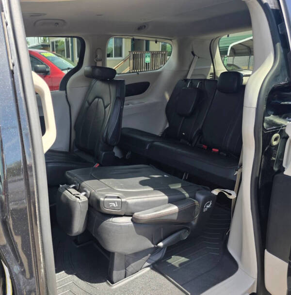 2017 Chrysler Pacifica Touring-L