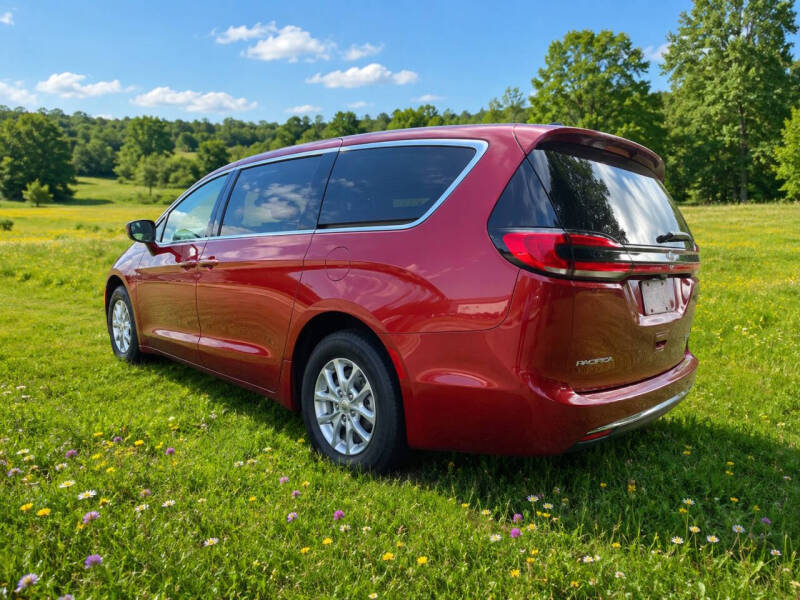 2027 Chrysler Pacifica Select