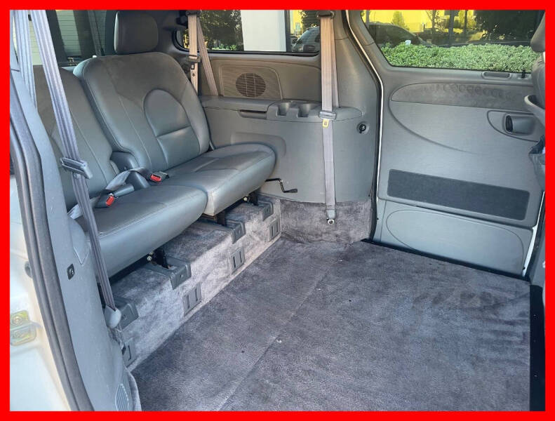 2004 Chrysler Town and Country Limited