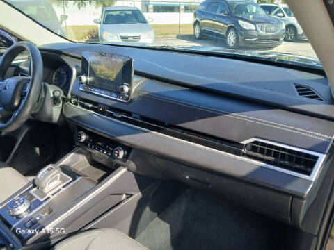 2022 Mitsubishi Outlander ES