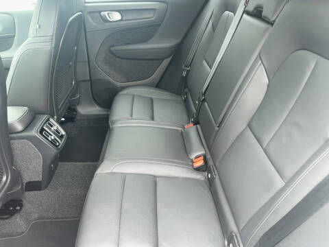 2025 Volvo XC40 B5 Plus Bright Theme