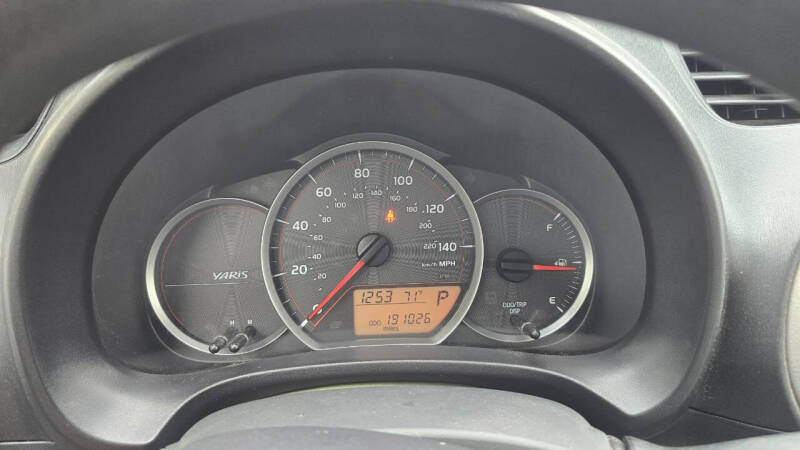 2012 Toyota Yaris 5-Door LE