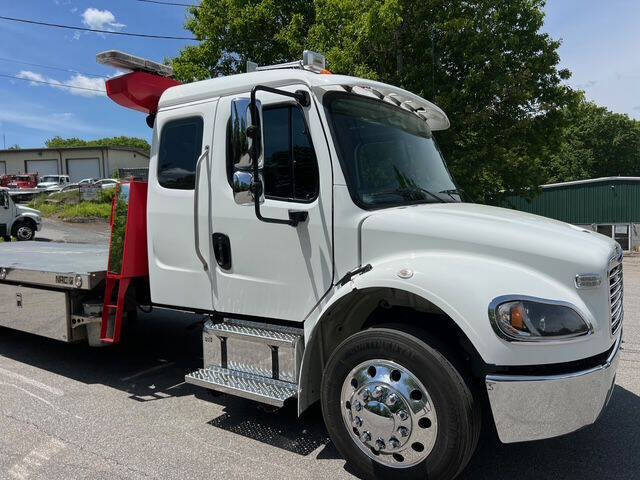2023 Freightliner M2 106
