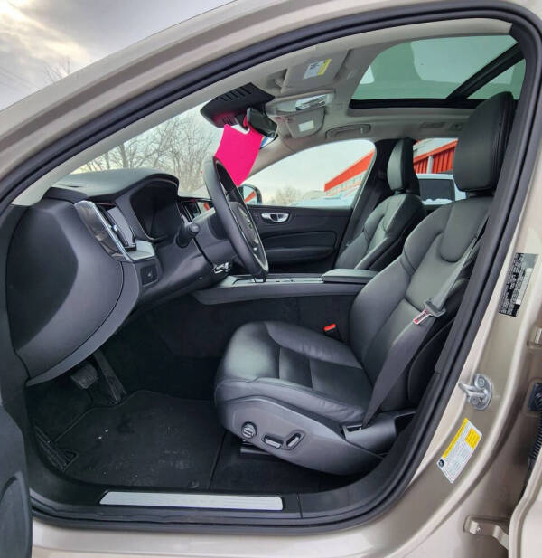 2025 Volvo XC60 B5 Core Dark Theme