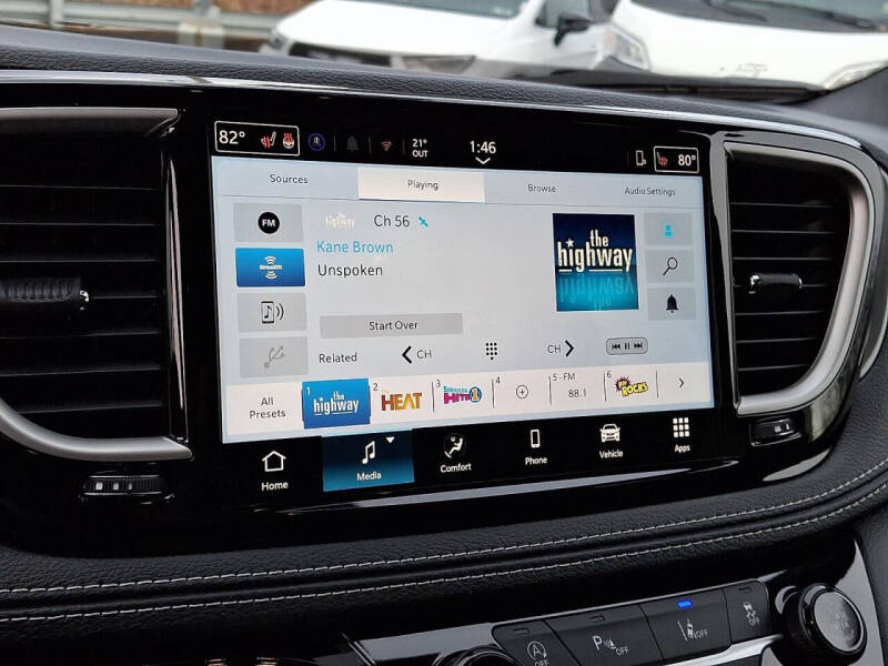 2026 Chrysler Pacifica Select