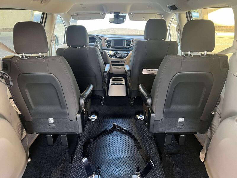 2024 Chrysler Voyager LX