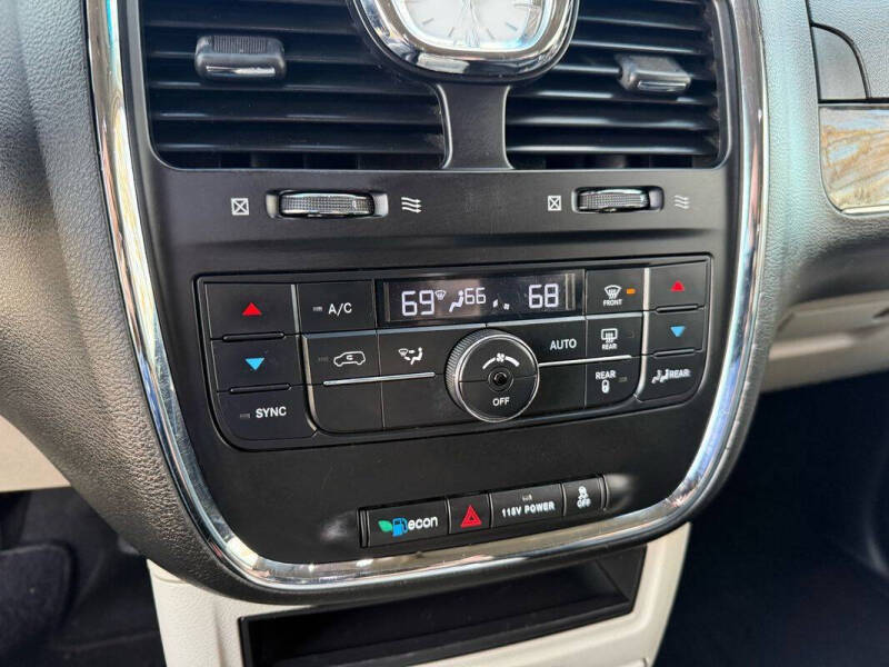 2014 Chrysler Town and Country Touring