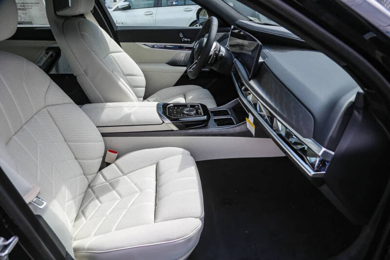 2025 BMW 7 Series 750e xDrive