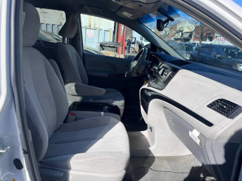 2013 Toyota Sienna LE 8-Passenger