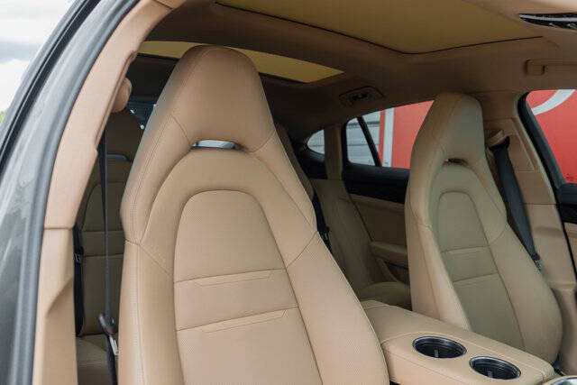 2022 Porsche Panamera 26