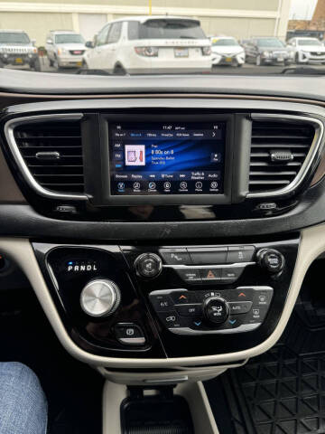 2017 Chrysler Pacifica Touring-L