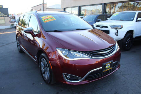 2017 Chrysler Pacifica Hybrid Platinum