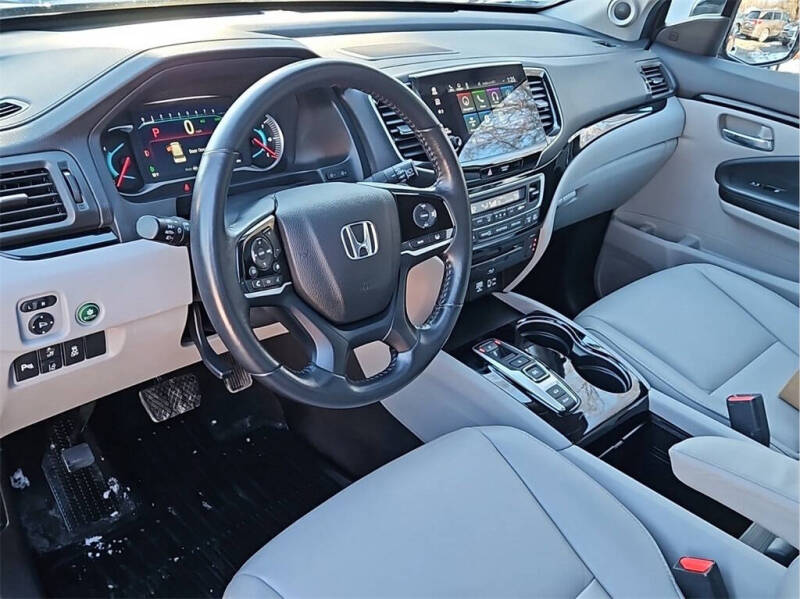2022 Honda Pilot Touring w/Rear Captain's Chairs