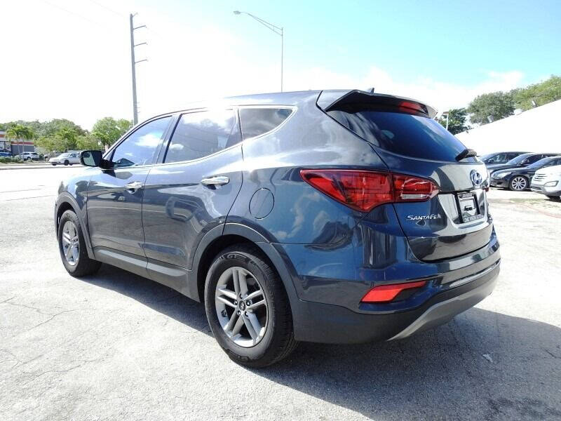 2017 HYUNDAI Santa Fe SUV / Crossover - $15,900