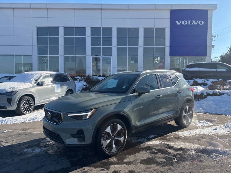 2025 Volvo XC40 B5 Plus Bright Theme