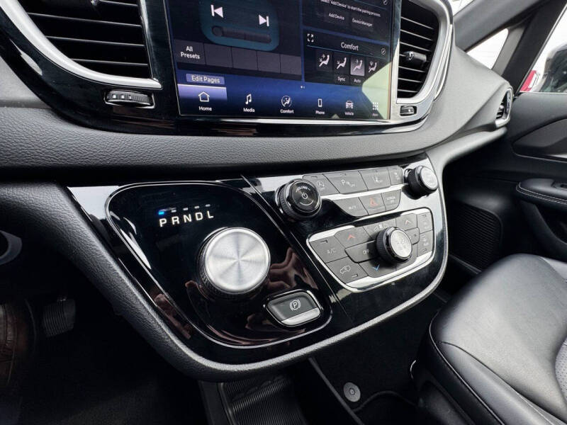 2025 Chrysler Pacifica Select