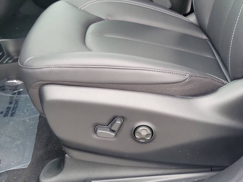 2027 Chrysler Pacifica Select