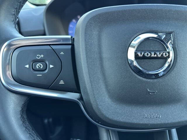 2025 Volvo XC40 B5 Core Bright Theme