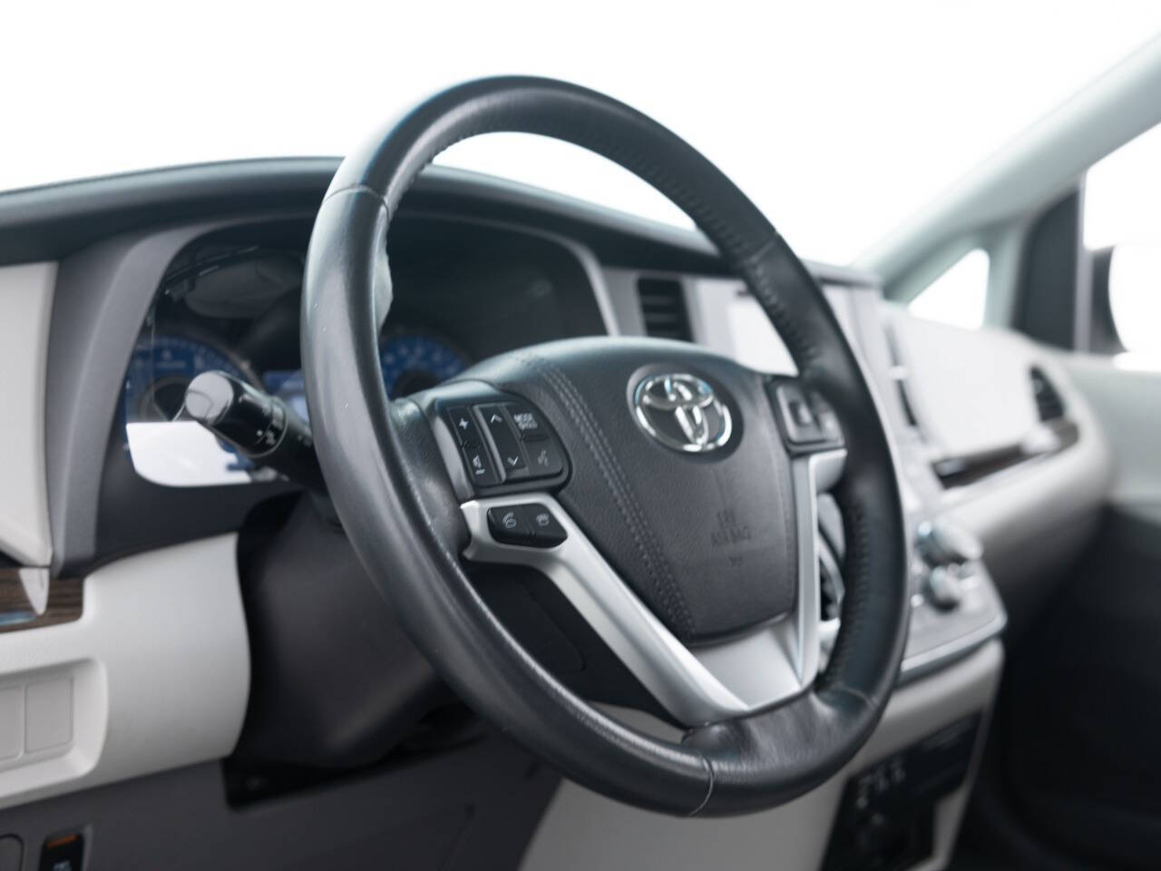 Used Car 2017 Toyota Sienna  Xle Premium 8 Passenger 4dr Mini Van For Sale Under $20,000 In Coal City, Illinois