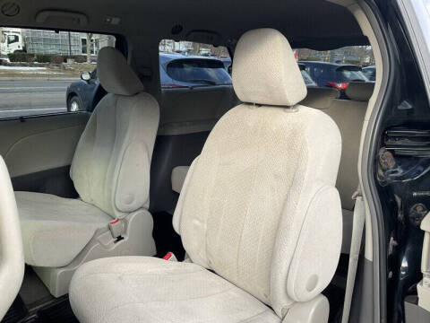 2014 Toyota Sienna LE 7-Passenger