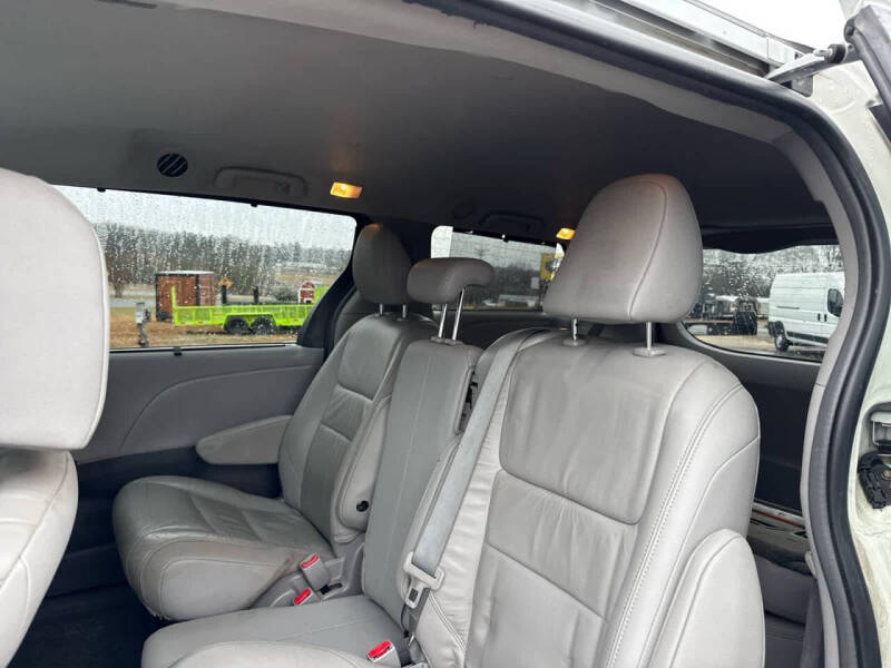2018 Toyota Sienna XLE 7-Passenger Auto Access Seat