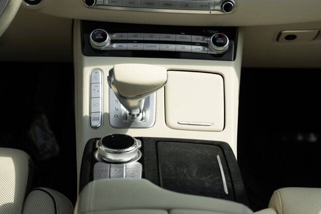 2022 Genesis G90