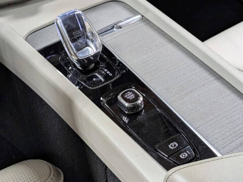 2024 Volvo XC60 B5 Ultimate Dark Theme