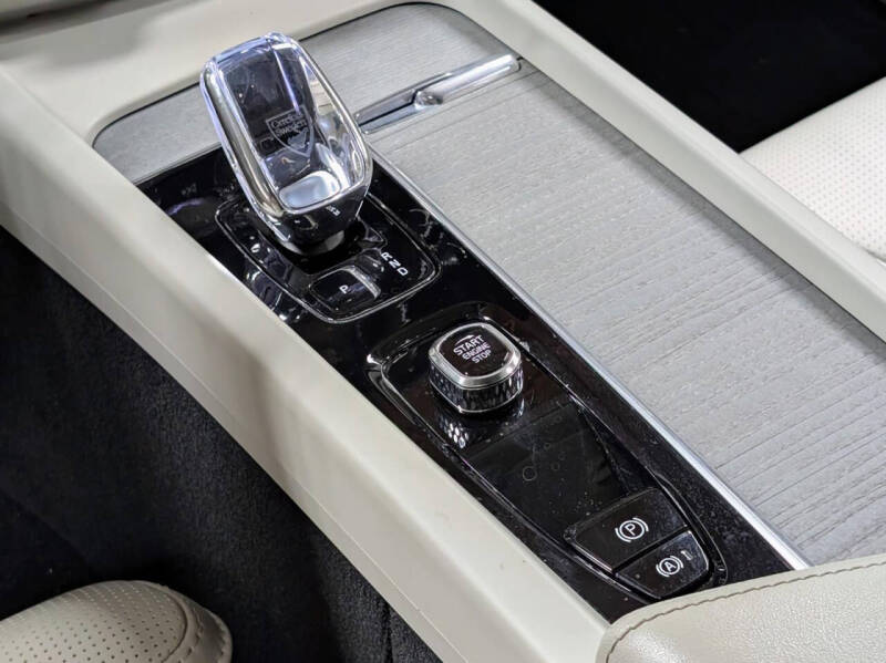 2024 Volvo XC60 B5 Ultimate Dark Theme