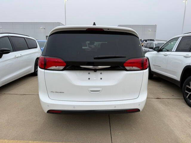 2026 Chrysler Voyager LX