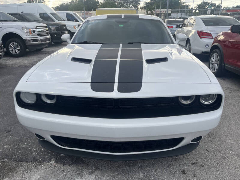 2016 Dodge Challenger SXT's photo