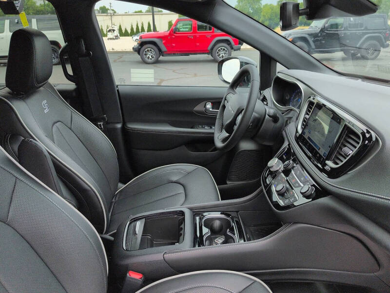2027 Chrysler Pacifica Limited