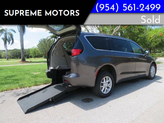 2022 Chrysler Voyager LX's photo