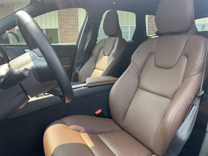 2023 Volvo XC60 B5 Plus Dark Theme