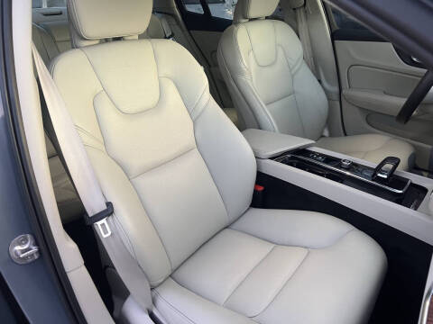 2022 Volvo S60 B5 Momentum