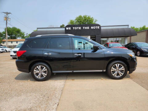 2018 Nissan Pathfinder for sale at First Choice Auto Sales in Moline IL