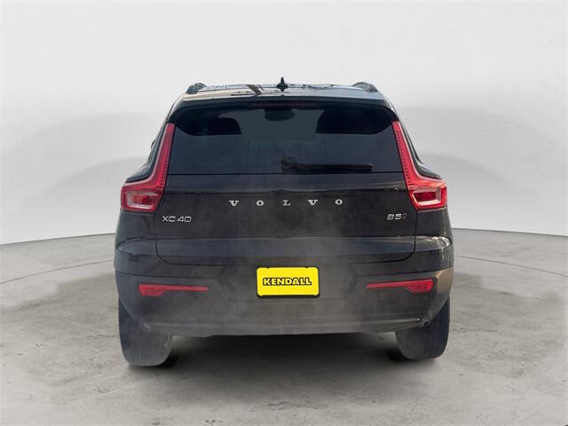 2023 Volvo XC40 B5 Plus Dark Theme